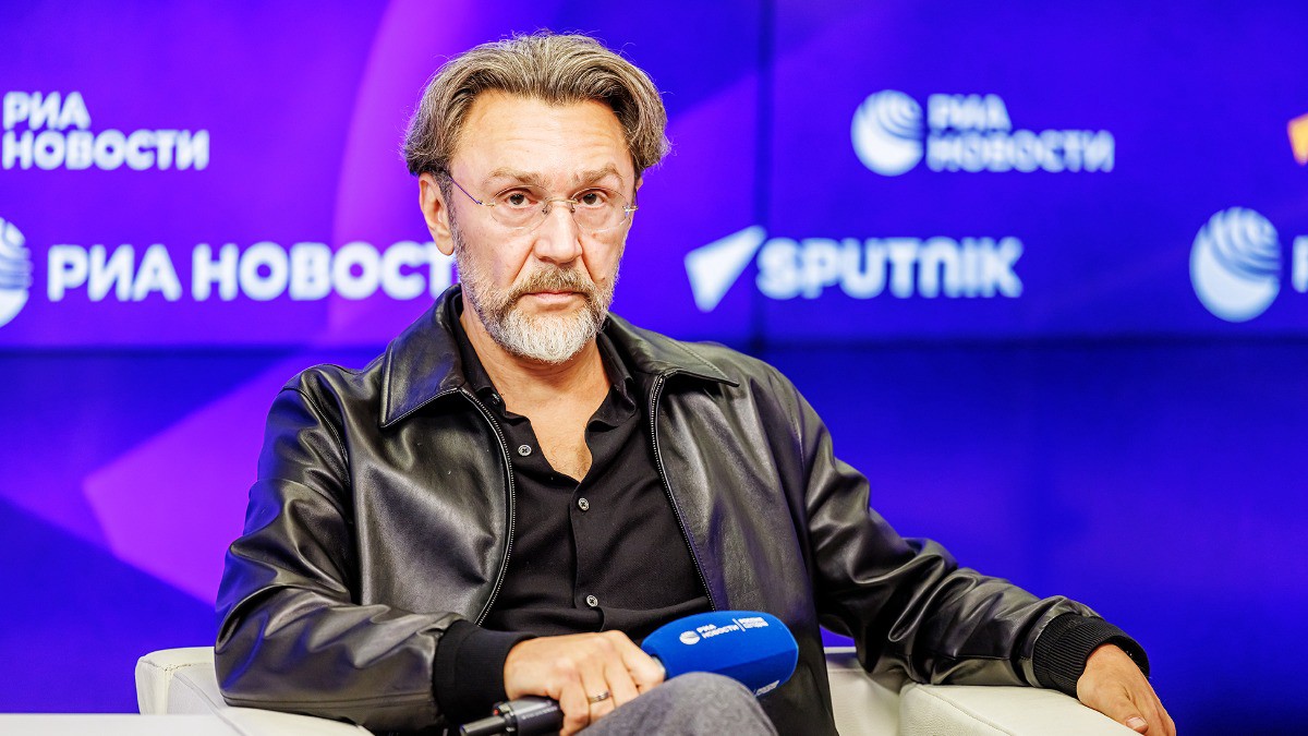 Шнуров прокомментировал слухи об отъезде из России