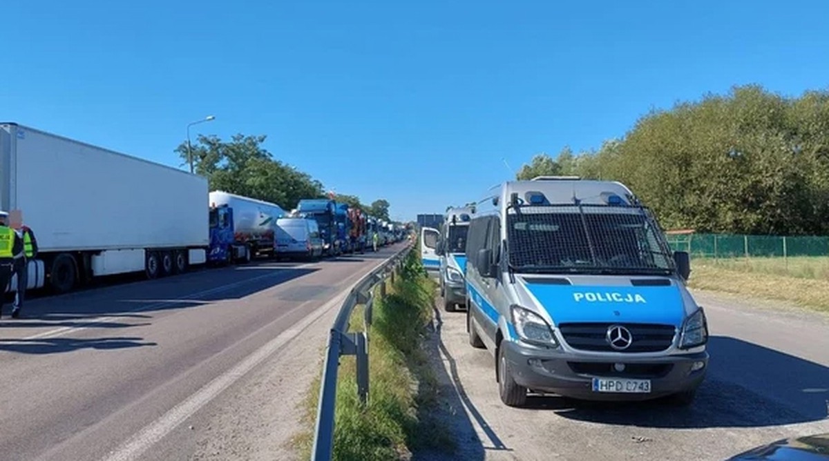 Дальнобойщики перекрыли пункт пропуска на польско-украинской границе в знак протеста