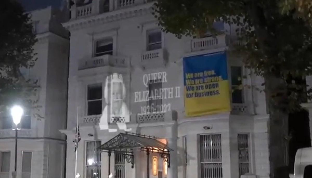 Украинские дипломаты из-за плохого английского оскорбили покойную Елизавету II 