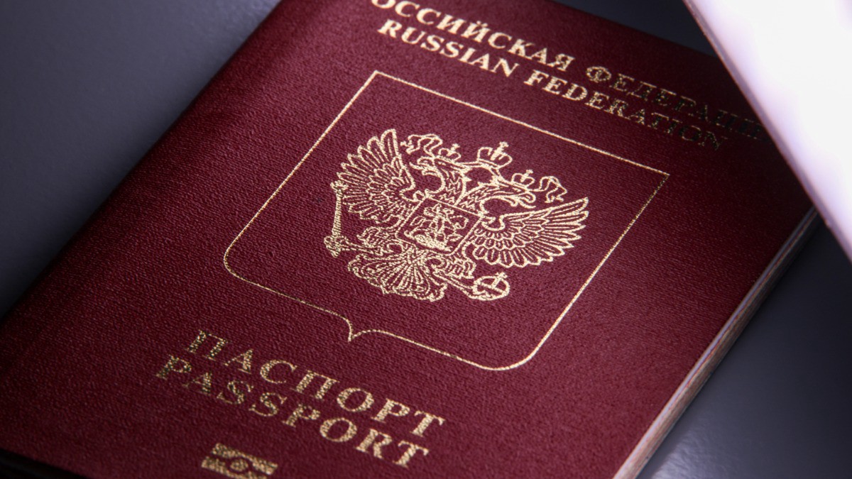 Для граждан России заработали правила сдачи загранпаспортов при запрете на выезд