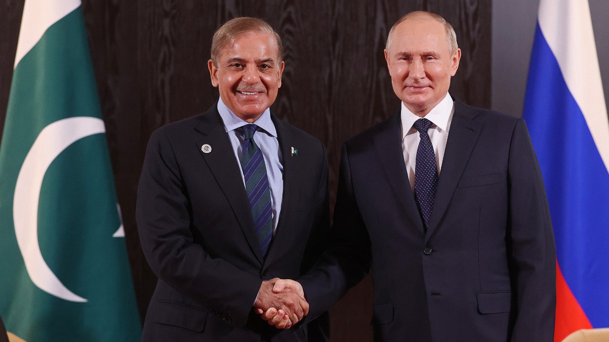 Путин помог премьер-министру Пакистана надеть наушник после его безуспешных попыток 