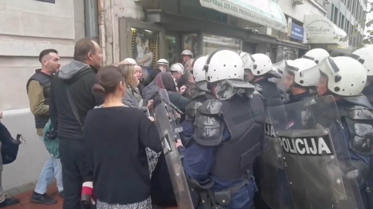 Более 60 человек задержали на протестах против гей-парада в Белграде