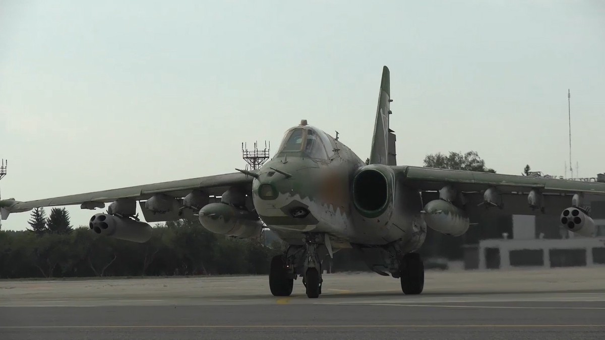 Экипажи Су-25 ВКС РФ нанесли ракетные удары по замаскированным объектам и технике ВСУ