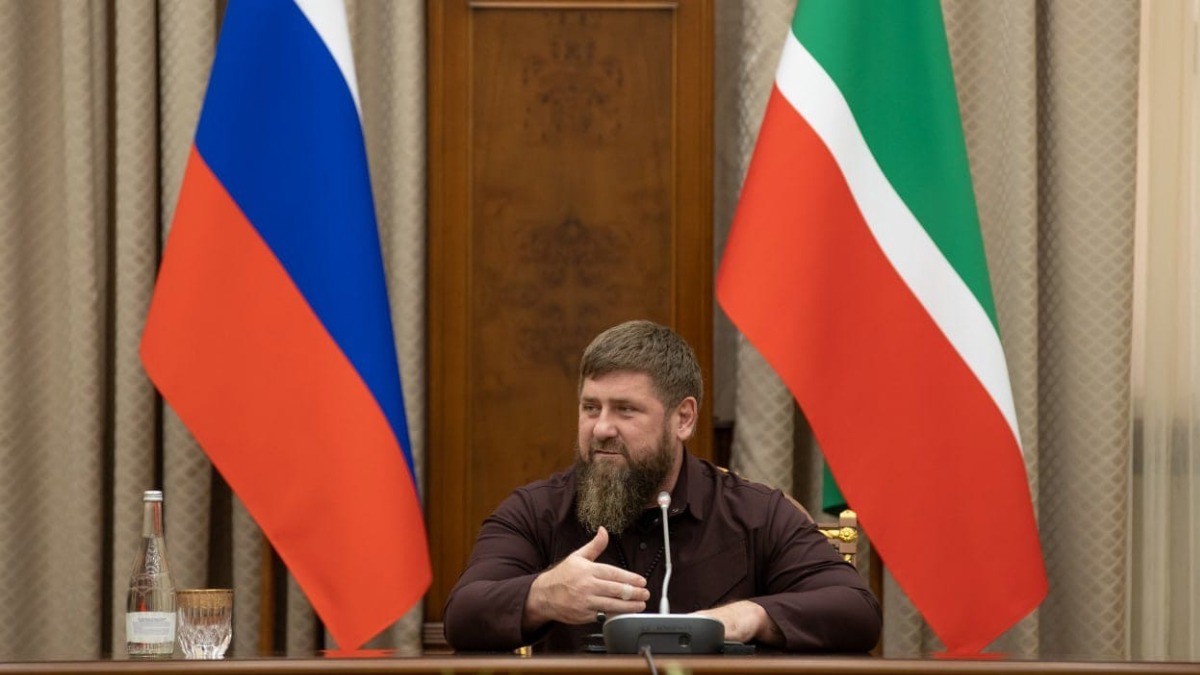 Кадыров поставил подпись в поддержку выдвижения Путина на пост президента России