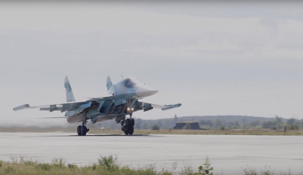 Истребитель Су-34 ВКС РФ уничтожил «умными» бомбами пункт управления ВСУ 