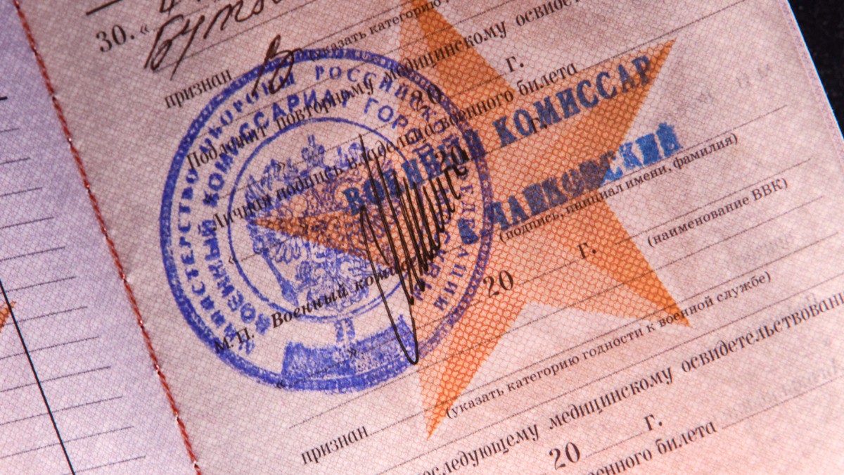Гражданам РФ объяснили, можно ли сняться с воинского учёта из-за границы