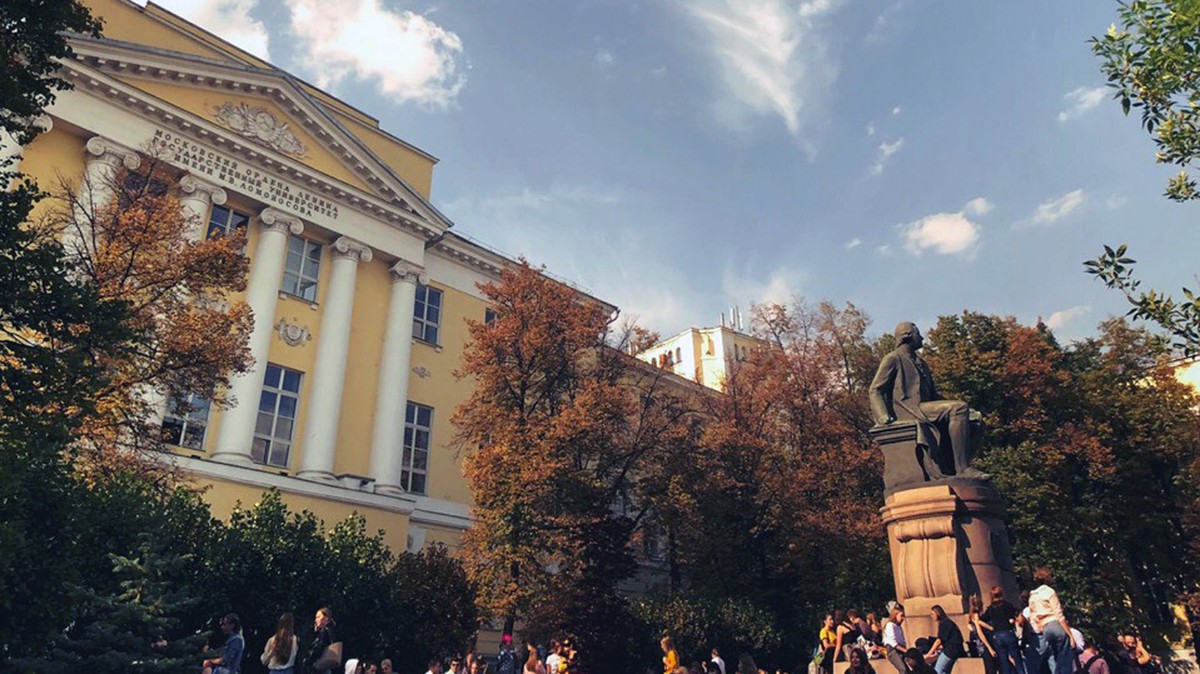 Напавших на студента в здании МГУ за фотографию в футболке с буквой Z и флагом ЛНР вызвали в УВД