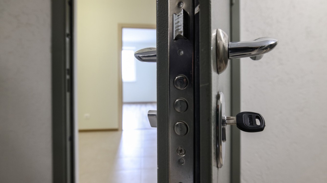 Притон с клопами и тараканами устроили из квартиры мигранты в одном из ЖК Подмосковья