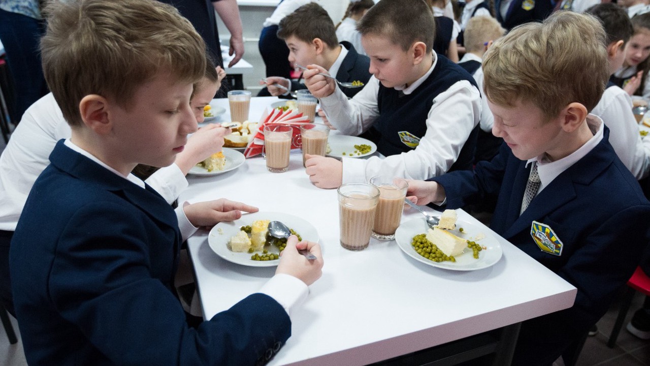 Завтрак для школьника: чем кормить, чтобы он хорошо учился и всё успевал