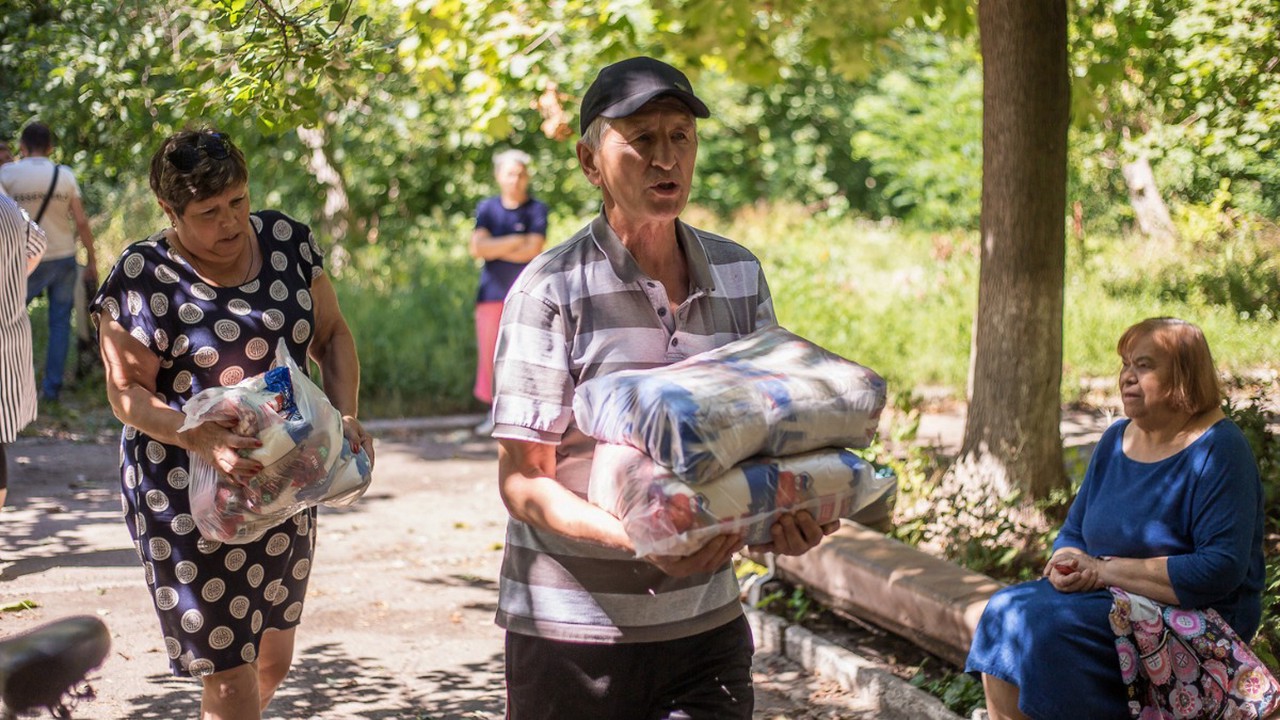 Волонтерам на донбасс платят. Женщина волонтёр на Донбассе фото. Женщины волонтеры на Донбасс. Что на Донбассе на сегодняшний день.