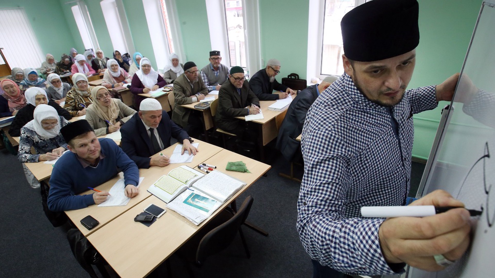 Минпросвещения: в школах России учатся больше четырёх тысяч человек старше 40 лет