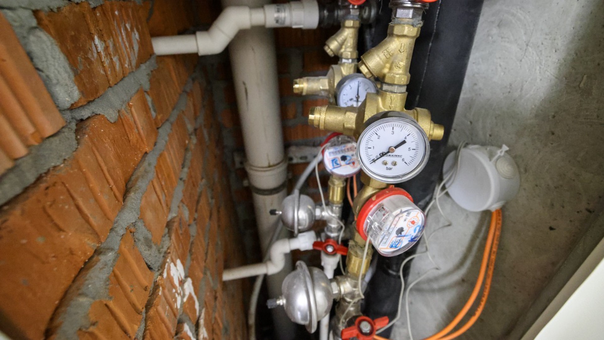 Запрет отключения отопления и воды за долги внесли в Госдуму