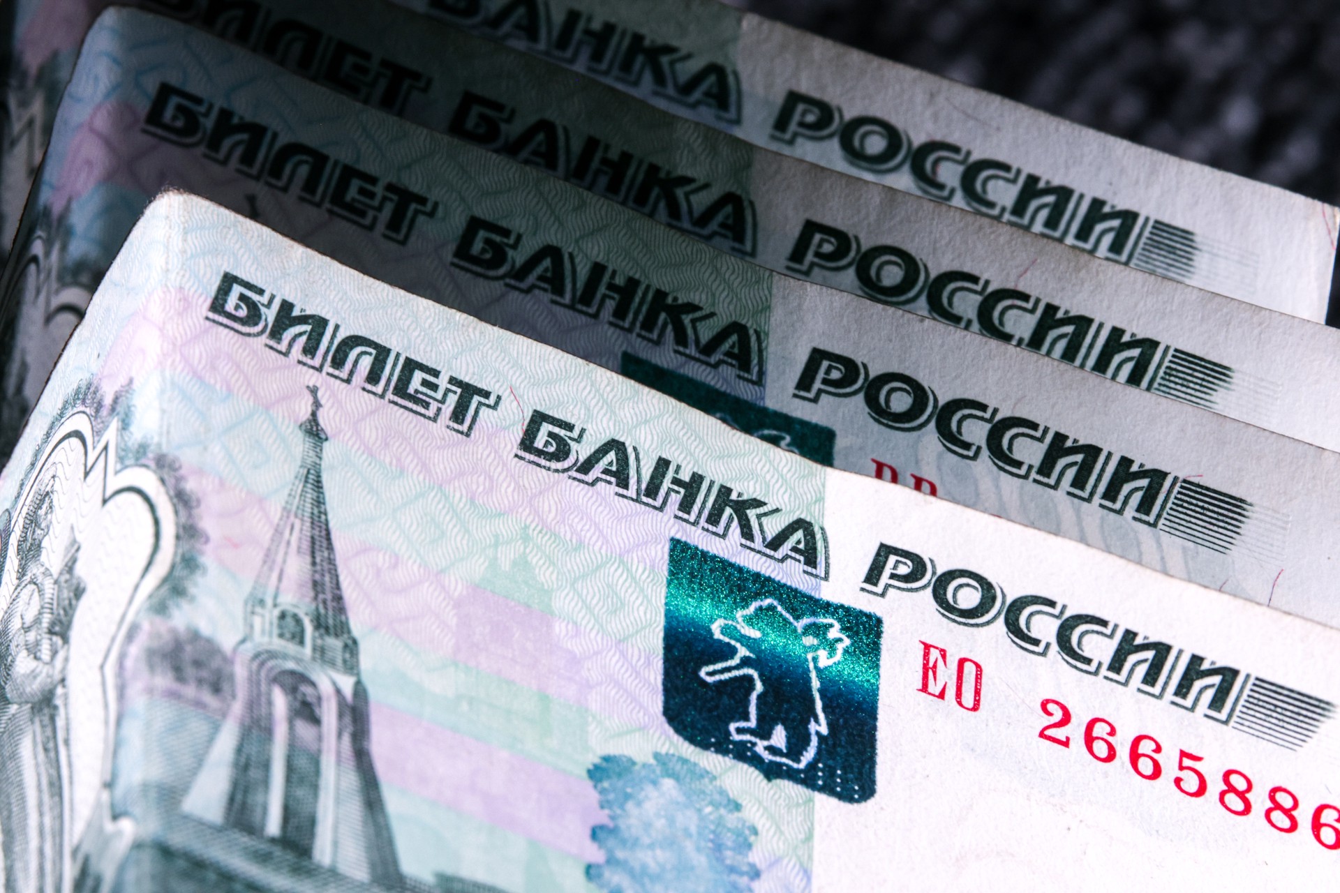 Экономист одобрил введение лимита на рублёвые переводы за границу для физлиц