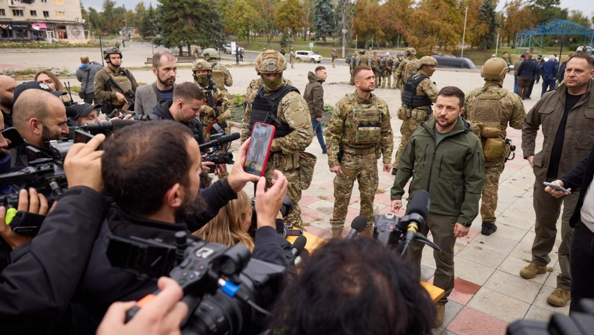 Украинские СМИ: Владимир Зеленский прибыл в город Изюм 