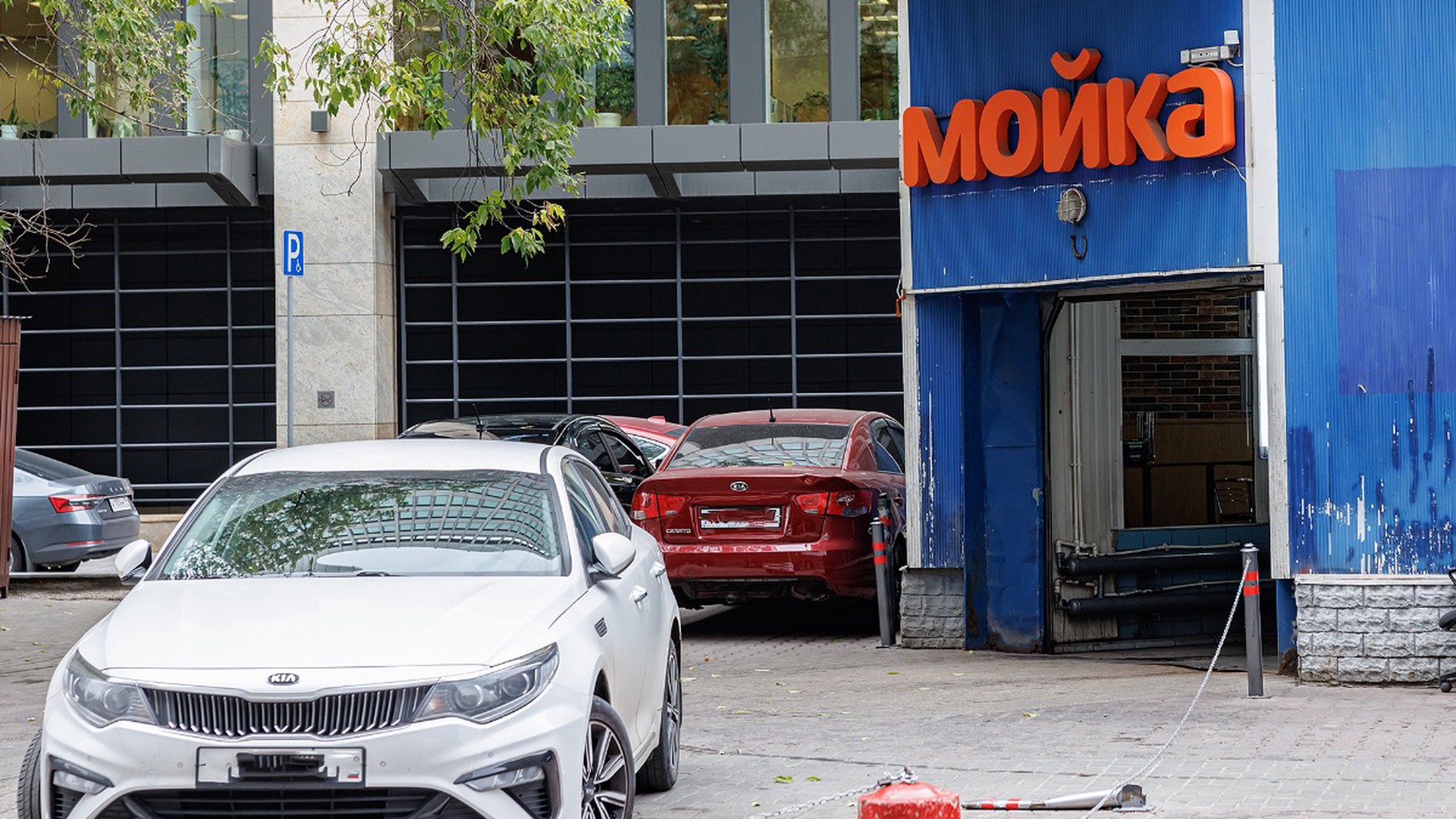 Россиян предупредили о штрафах за мойку машины во дворе