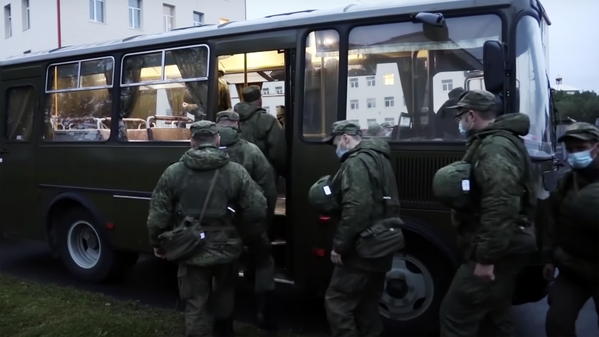 Для неслуживших россиян могут организовать отдельные военные сборы