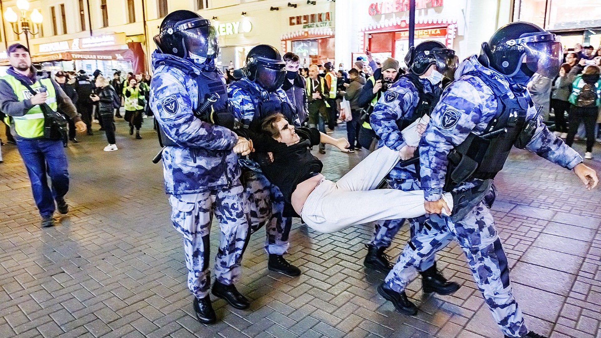 В Москве начались задержания нарушителей порядка на несанкционированной акции