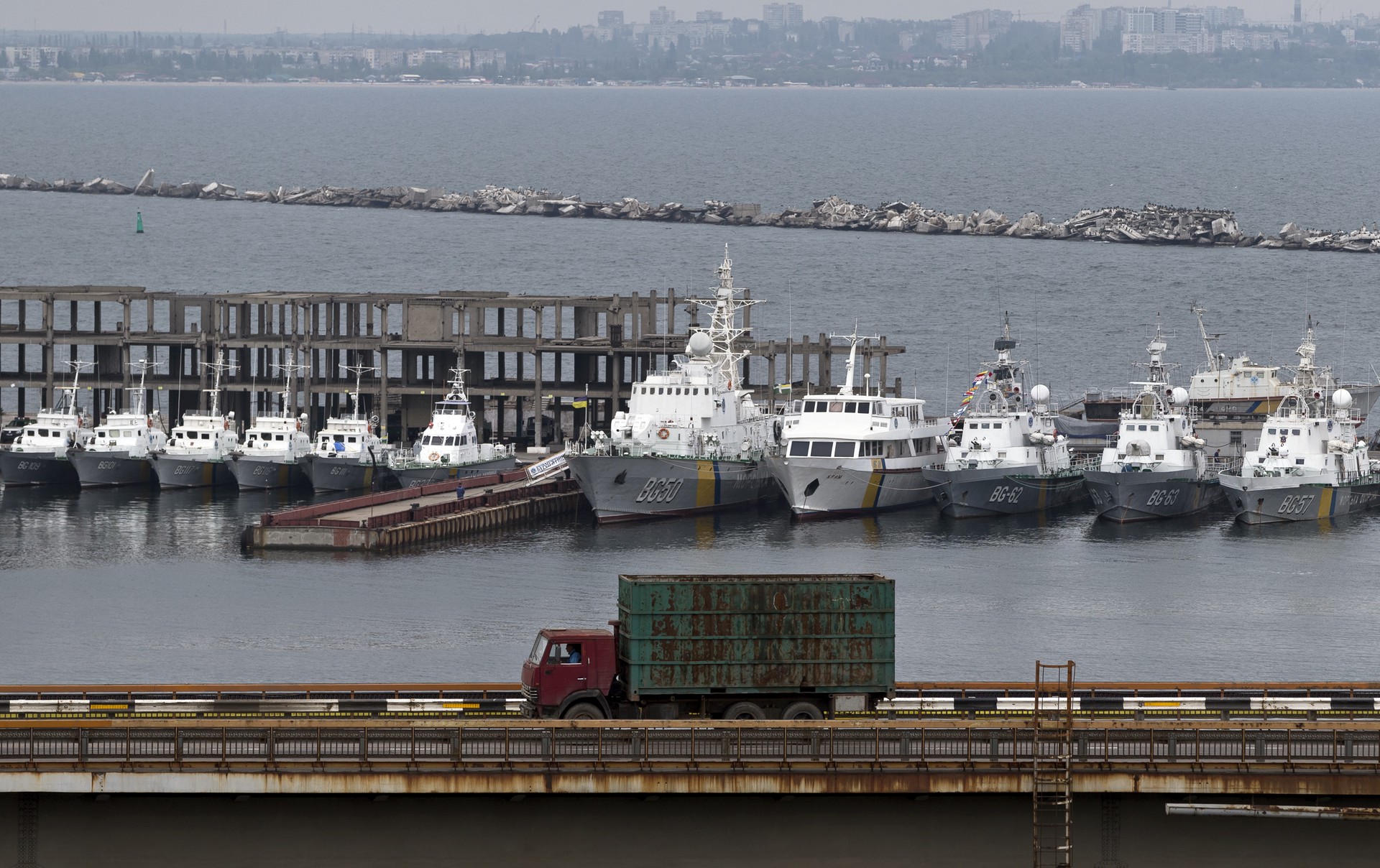 ВСУ перегородили баржами реку в Николаеве, опасаясь захода кораблей ВМФ России