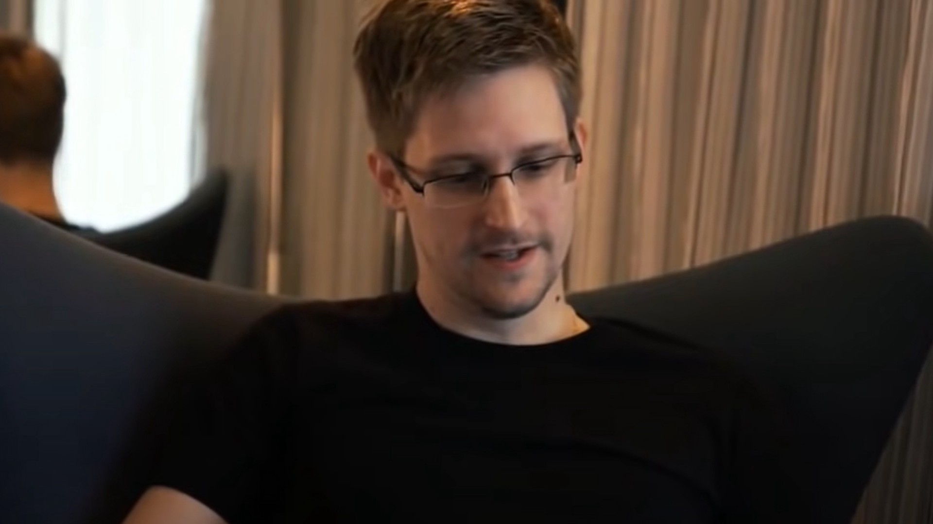 Бывший сотрудник АНБ США Сноуден рассказал, что изначально не планировал оставаться в России