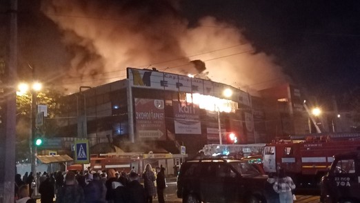 В Уфе загорелся торговый центр, людей эвакуируют