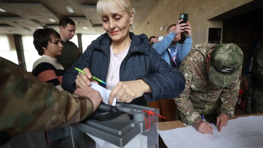 Официоз vs простой народ: референдумы в ДНР, ЛНР, Запорожье и Херсонщине на Западе встречают по-разному