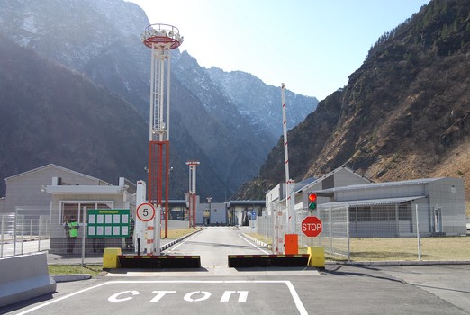 В Северной Осетии из-за пробок на границе с Грузией открывают парковку для транзитного транспорта