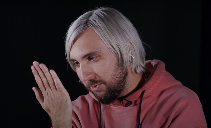 Айқайлап тұрған брюнетка үстіне трахает алады