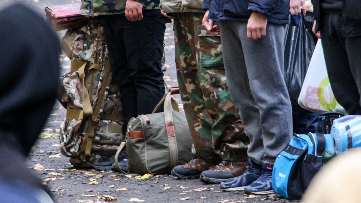 Вернувшиеся из плена российские военные спели гимн России