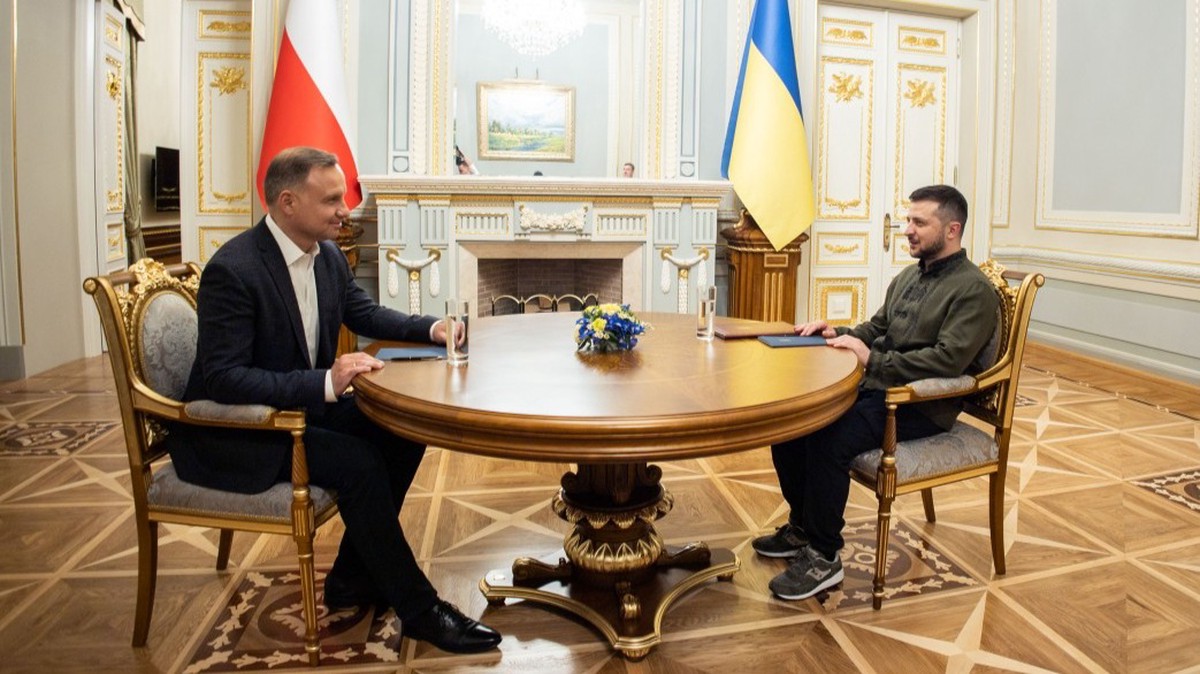 Rzeczpospolita: Датчик слежения в автомобиль из кортежа Дуды могли установить на Украине