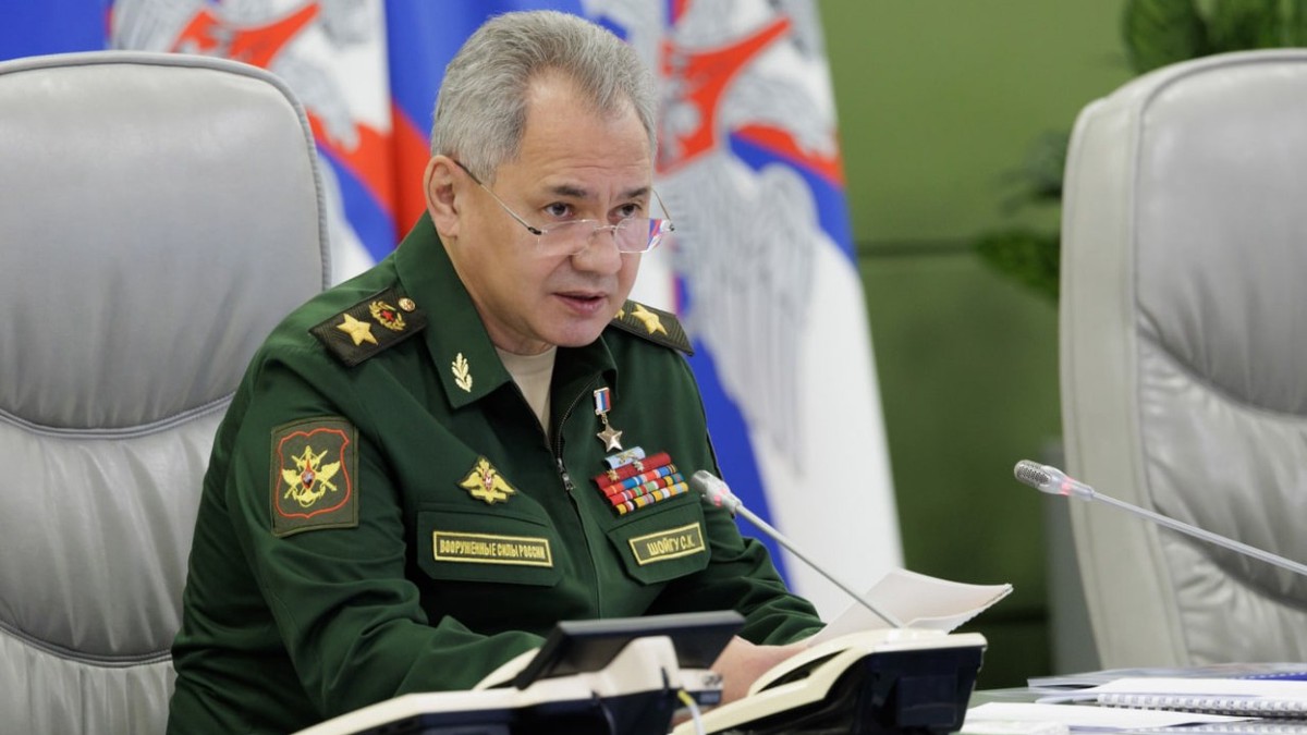 Шойгу проинспектировал передовой пункт управления группировки «Центр» в зоне СВО