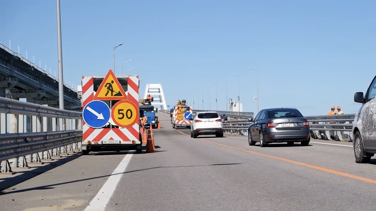 Движение автотранспорта по Крымскому мосту временно остановили