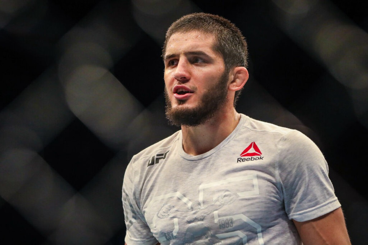 Россиянин Махачев стал чемпионом UFC в лёгком весе после победы над бразильцем Оливейрой