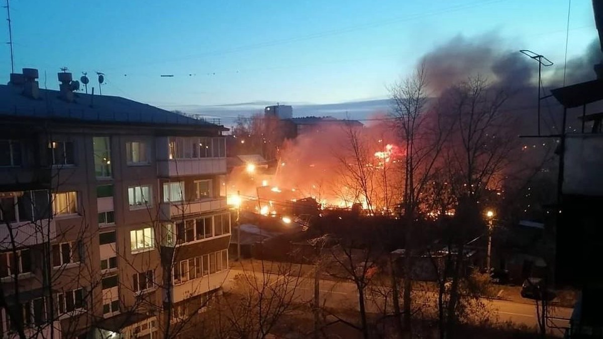 Военный самолёт упал на двухэтажный дом в Иркутске