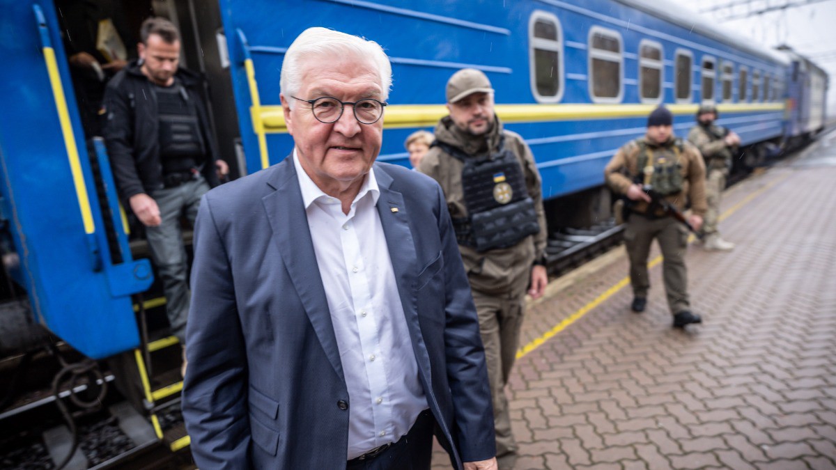 Немецкие пользователи осудили Штайнмайера за поездку в Киев