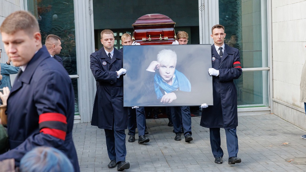 Друг Моисеева отказался от денег Пугачёвой на памятник артисту