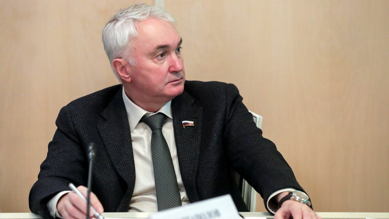 Картаполов: Российские миротворцы не имеют права применять оружие в Карабахе, пока им самим ничего не угрожает