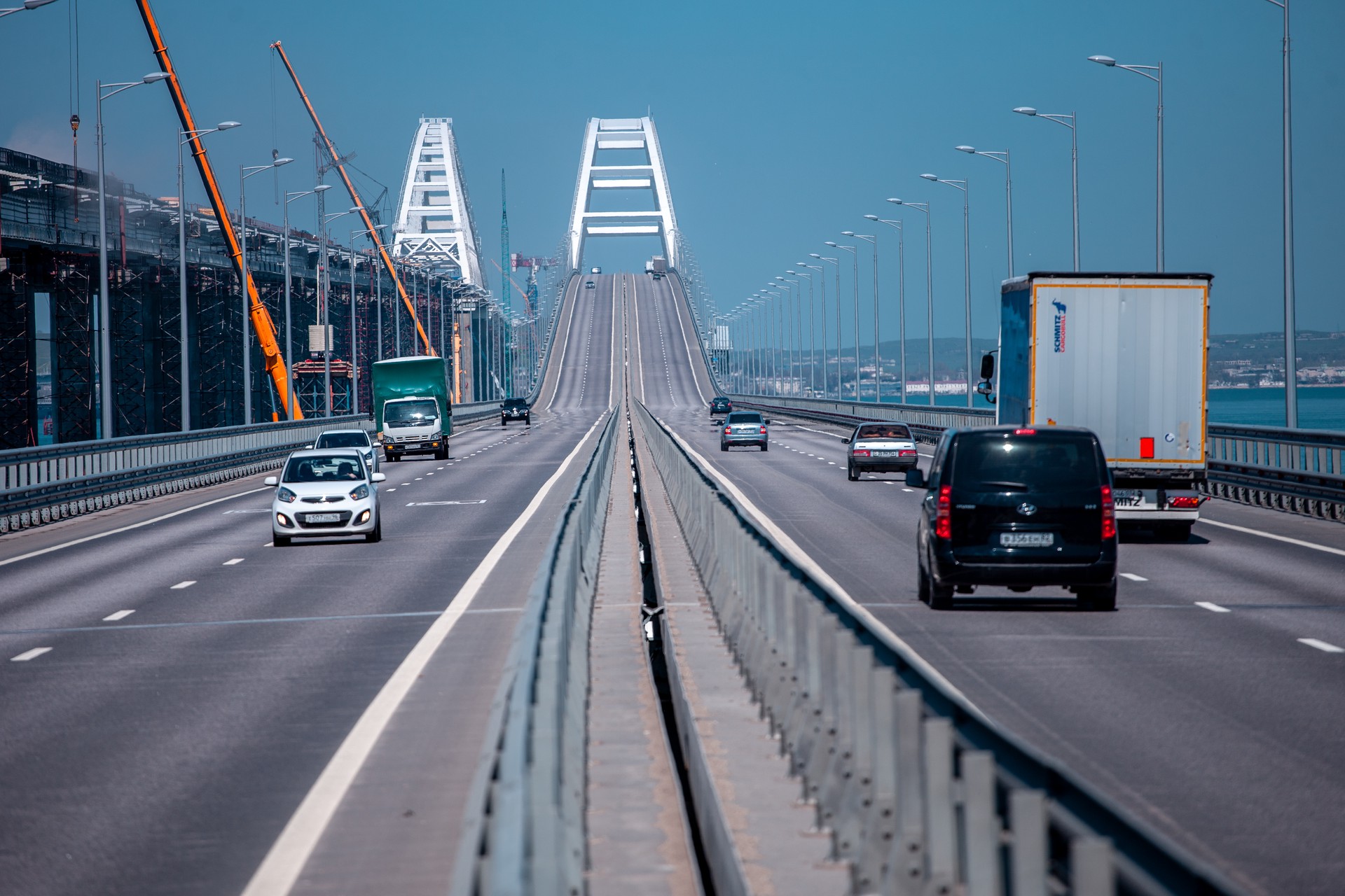 Минтранс сообщил, что интенсивность автодвижения по Крымскому мосту восстанавливается