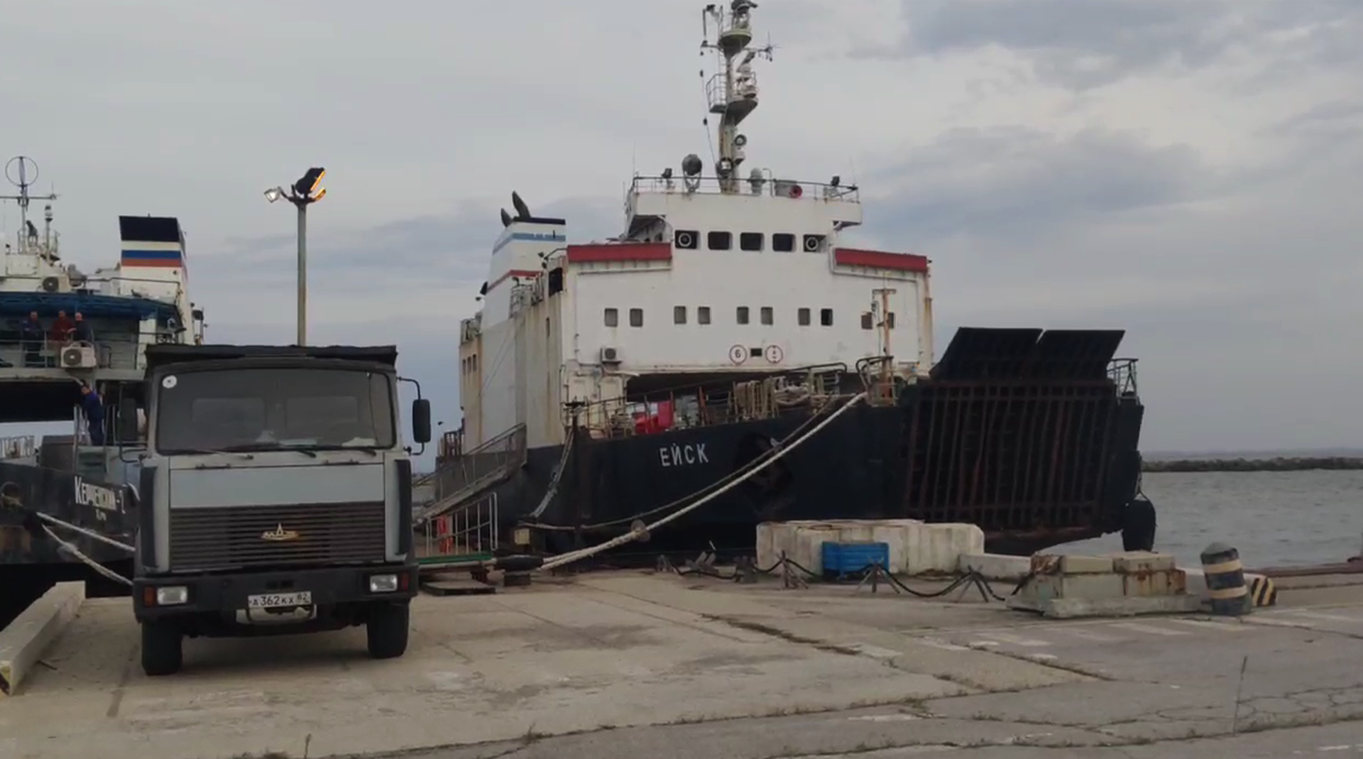 Работа паромной переправы между Крымом и Кубанью остановлена из-за ЧП на Крымском мосту