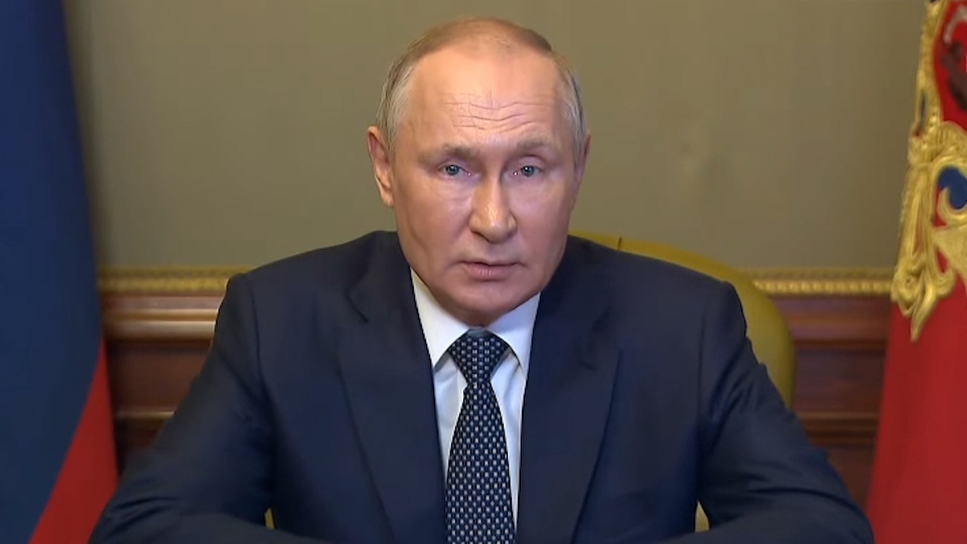 Путин сообщил, что взрывчатку на Крымский мост, скорее всего, переправили морем