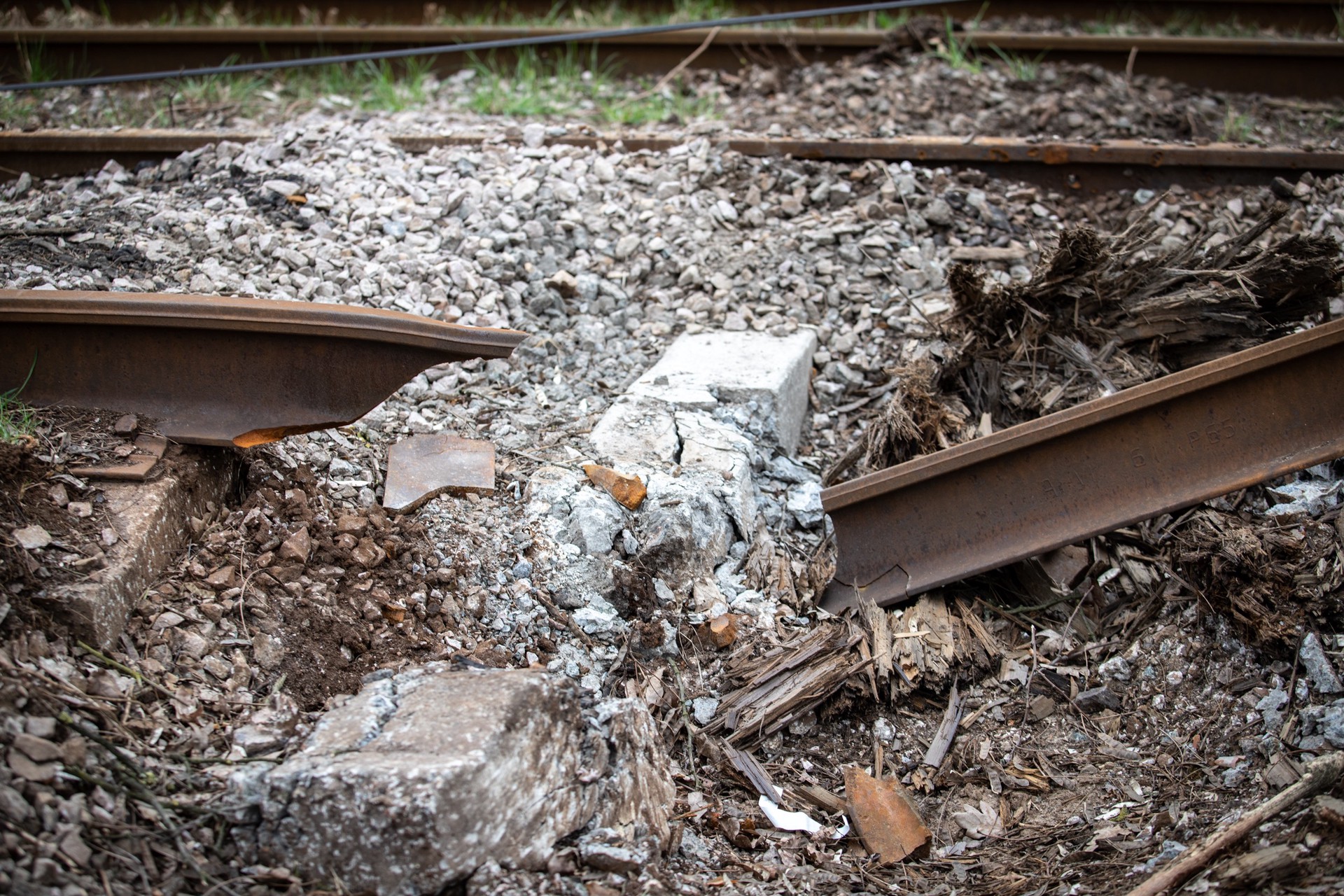 В Харьковской области в результате взрывов повреждена железнодорожная инфраструктура