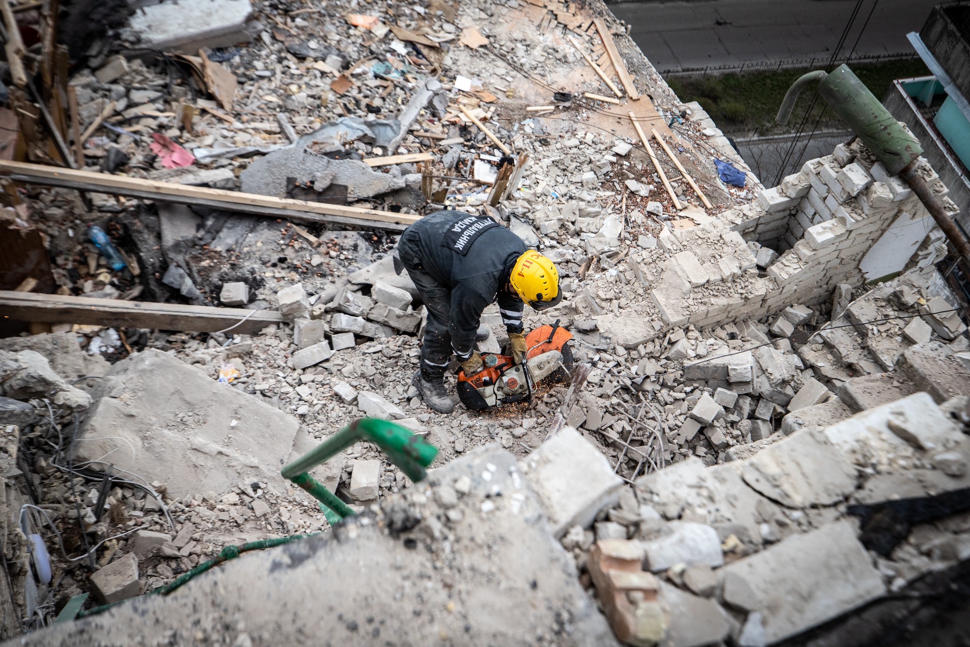 Зеленский: в Днепре после взрыва частично обрушился жилой многоквартирный дом
