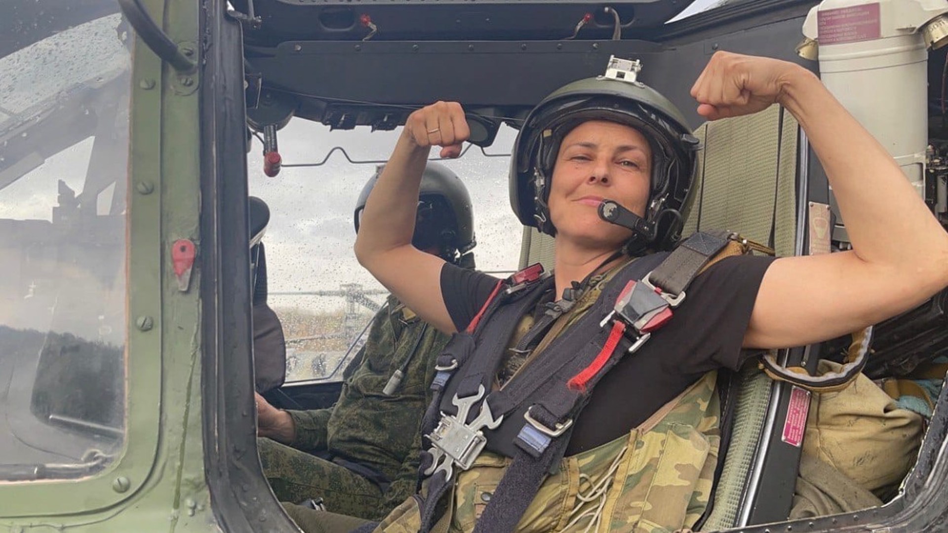Юлия Чичерина подарила свою гитару снайперу из Новосибирска