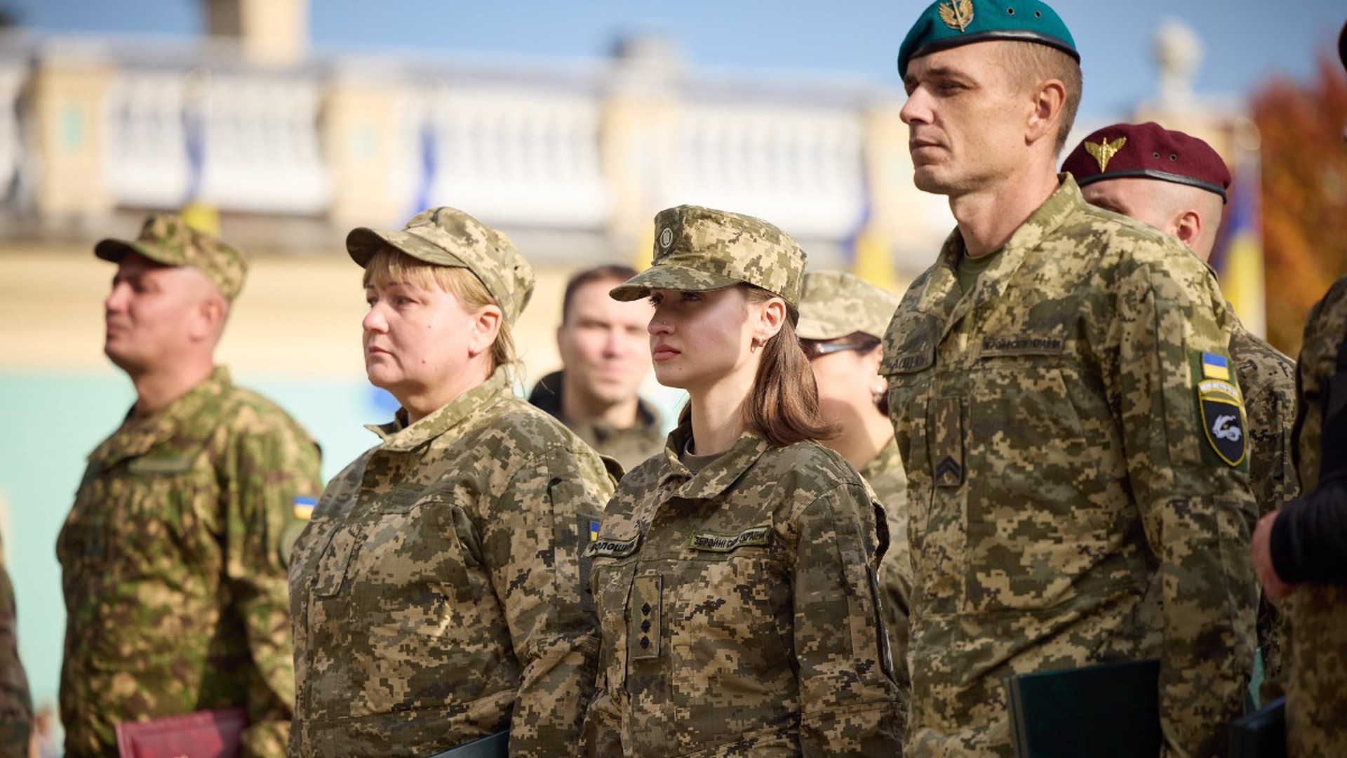 Женщины в Киеве начали получать повестки в военкоматы