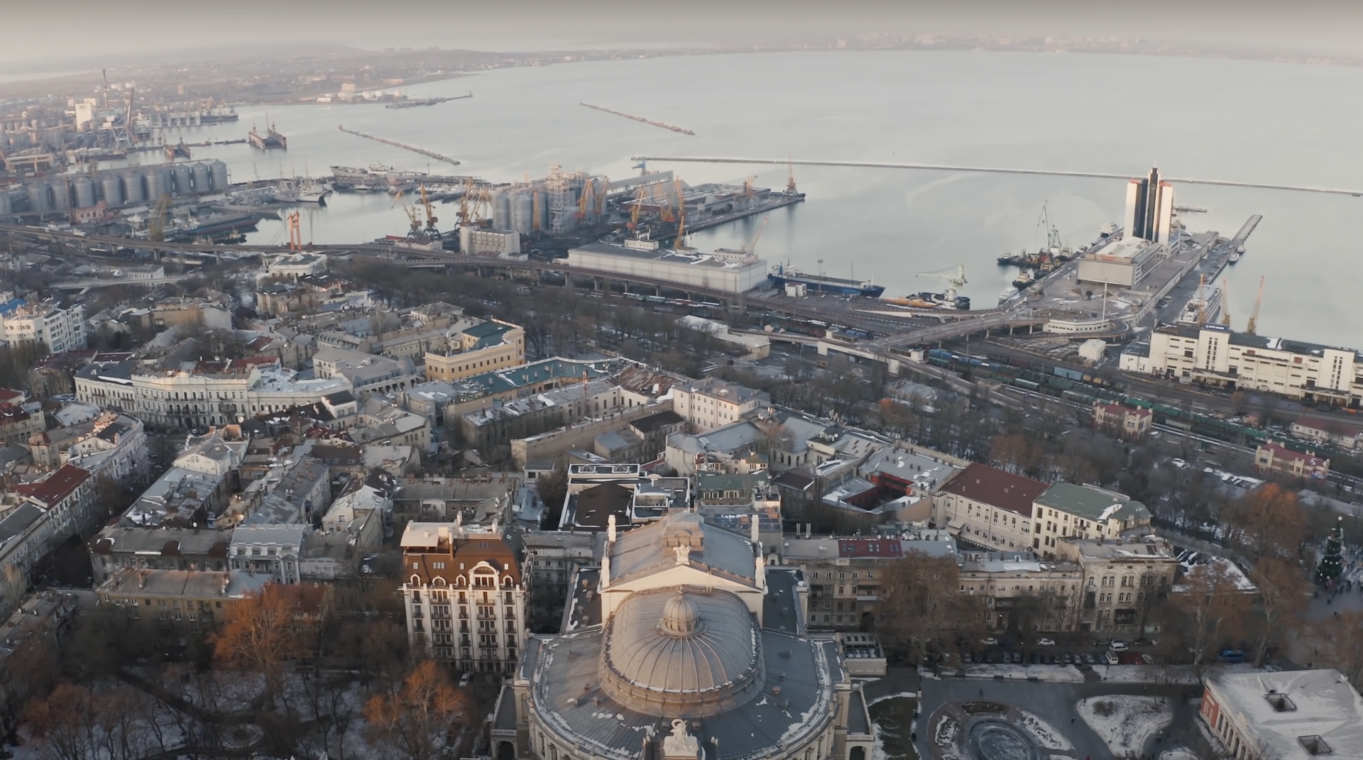 Под Одессой повреждена припортовая инфраструктура и элеватор
