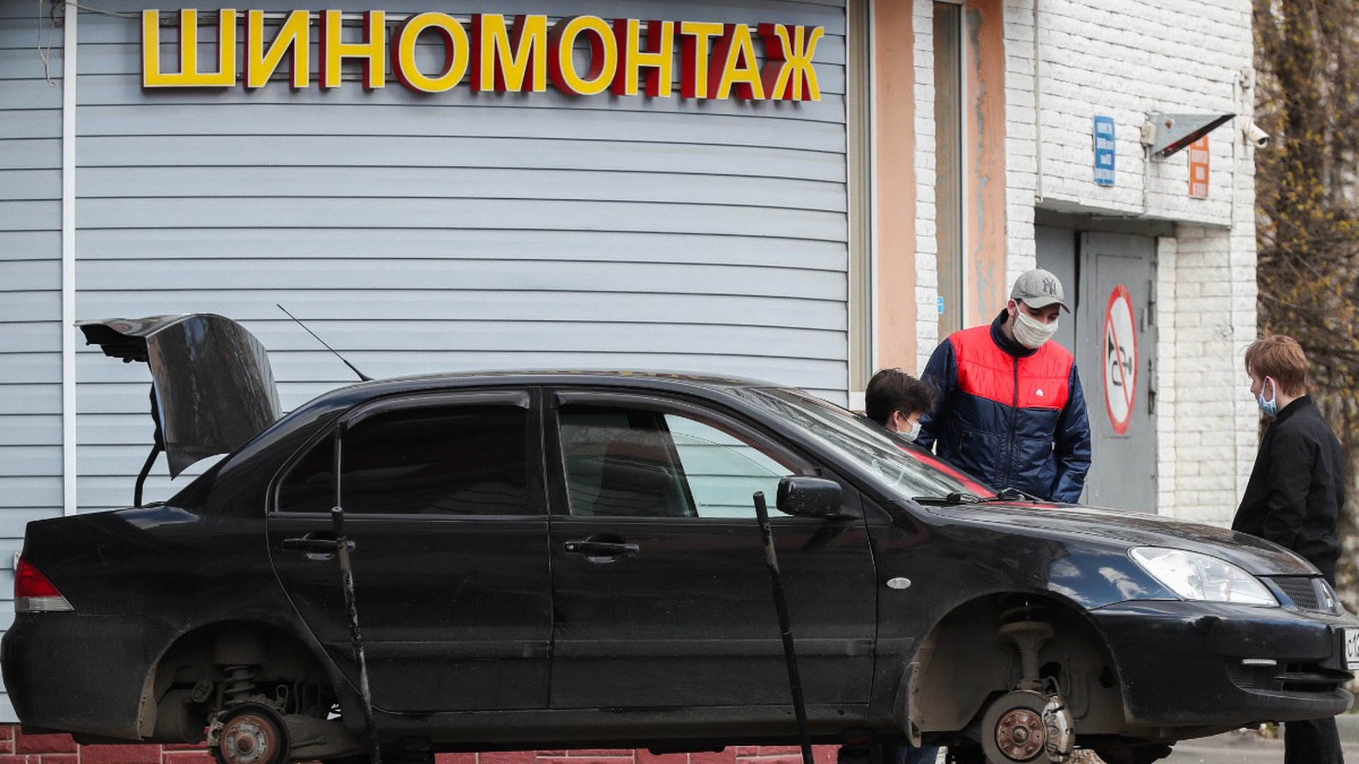 Пора переобуваться: автоэксперт рассказал, хватит ли в России зимней резины