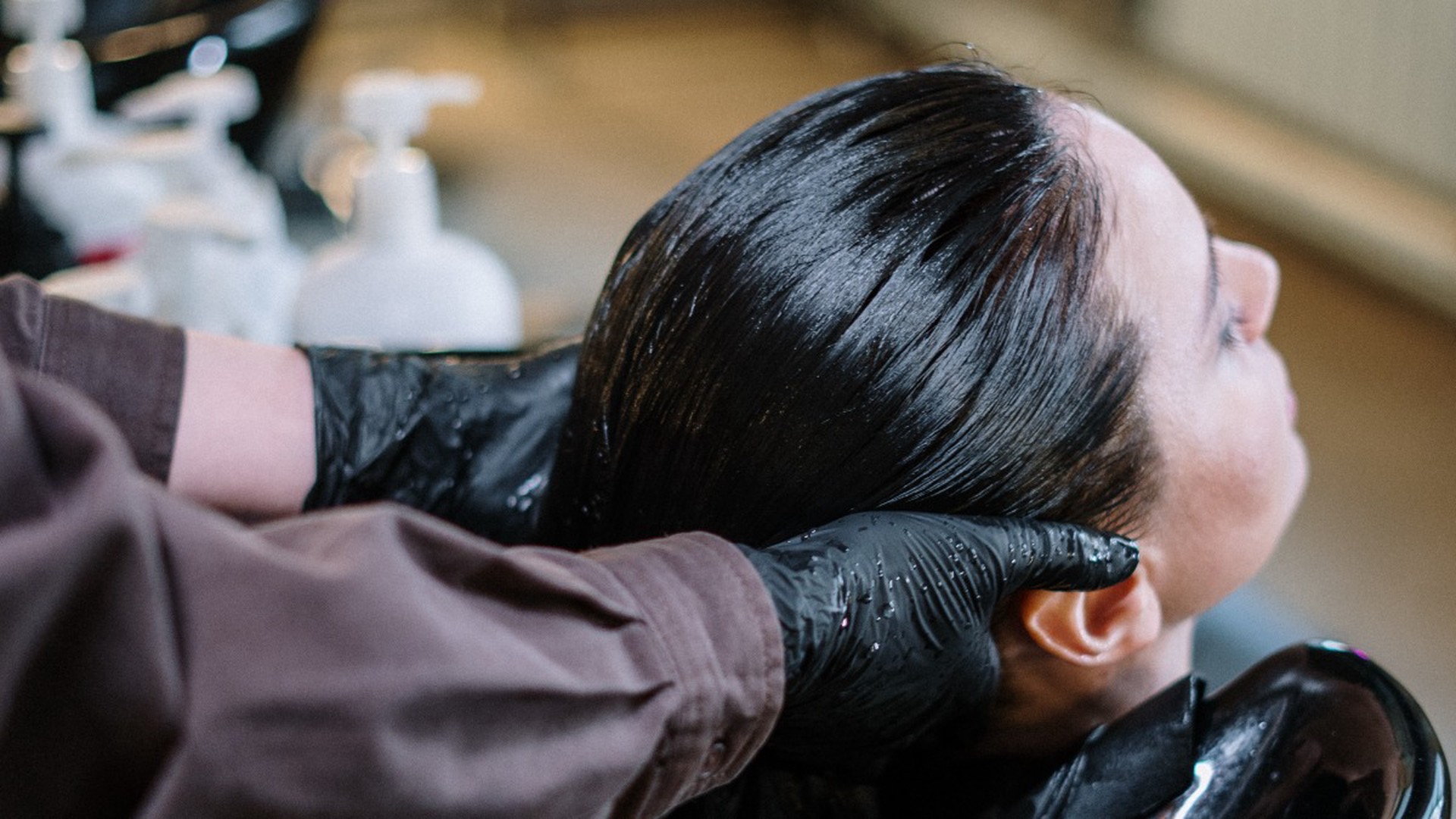 В США нашли связь между химическими выпрямителями волос и раком матки. Что об этом думают российские врачи?