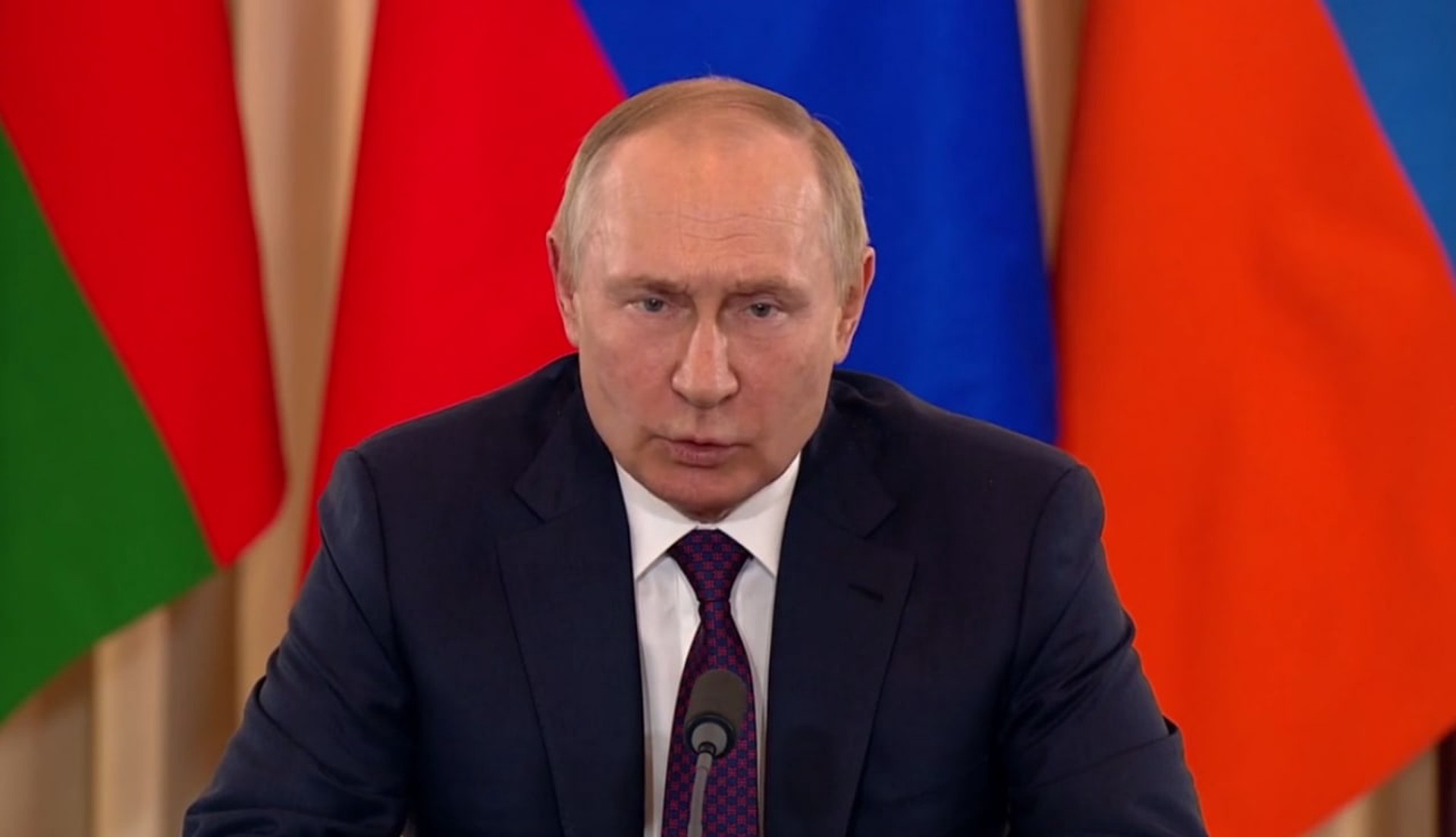 Путин поблагодарил военнослужащих, которые отбили атаки по кораблям Черноморского флота