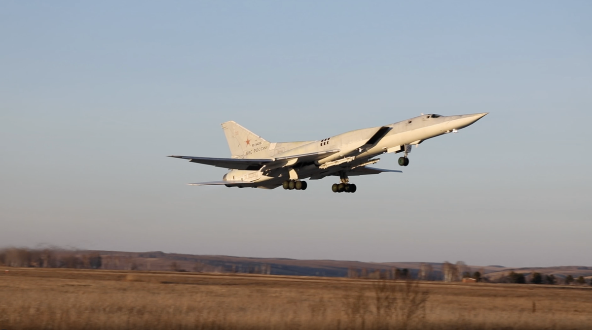 Express: полёт Ту-160 к северу от Британии стал предупреждением от Путина