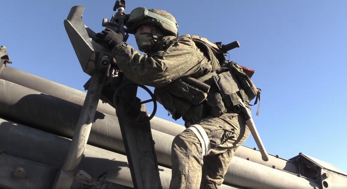 Минобороны: Российские военные за сутки отразили семь атак украинских штурмовых групп в Курской области