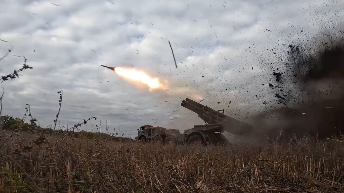 Минобороны: российские военные поразили пункты управления ВСУ в Херсоне и Купянске